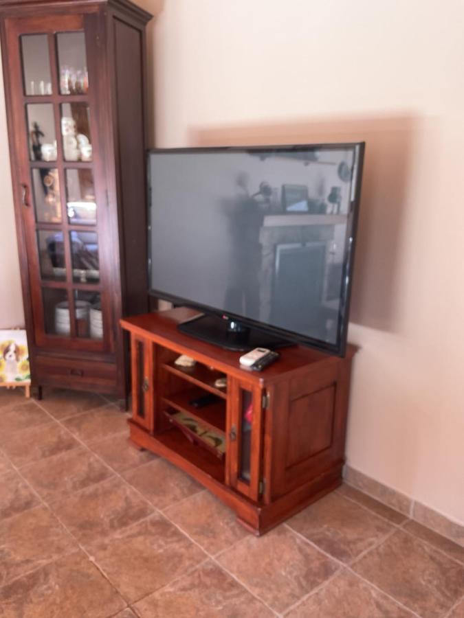 Beautiful 3 Bedr House In Arakapas With Fireplace エクステリア 写真